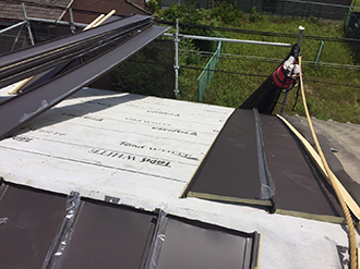 防水紙を敷設し屋根材を乗せます