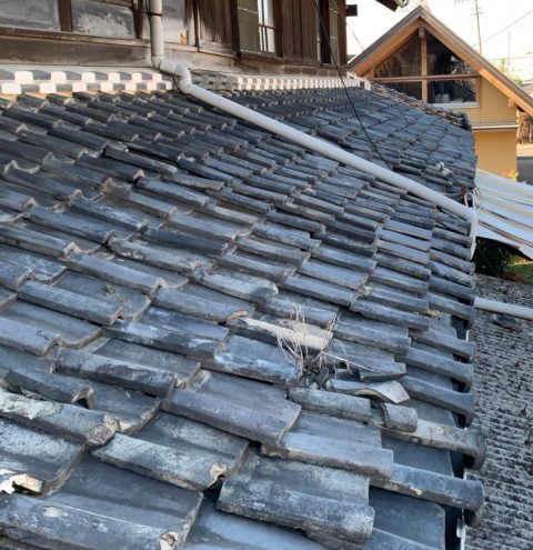 守山区小幡にて瓦の割れの調査にお伺いしましたが下地まで被害が出ていました