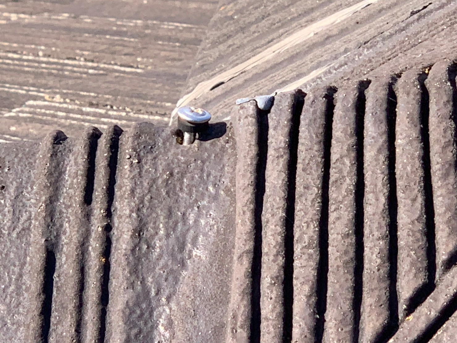 守山区のセメント瓦の棟冠固定浮き