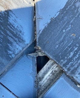 板金近くの瓦破損