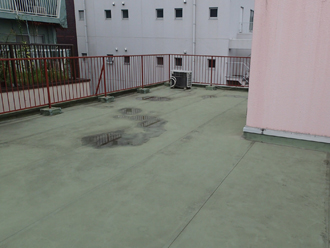 雨漏りが発生している3階建ての屋上