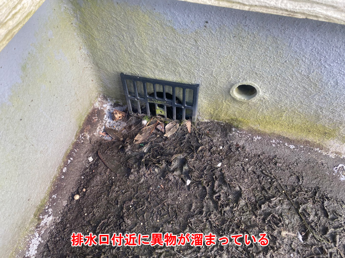 【漫画！雨漏り調査レポート】排水口の詰まりが招いたバルコニーからの雨漏り事例