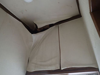 雨漏りによって室内のクロスが剥がれていました