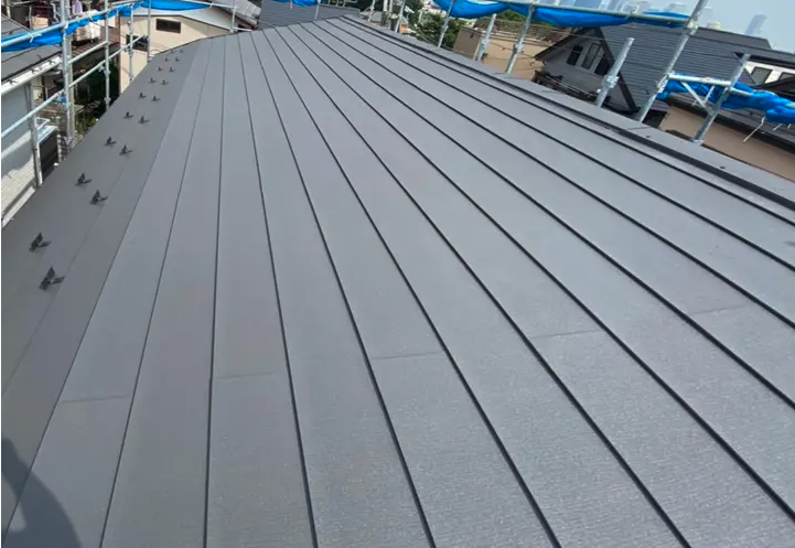 スーパーガルテクトを葺き終わった屋根