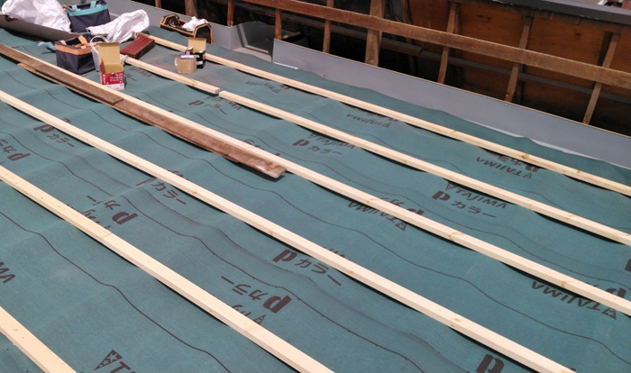 屋根カバー工法　防水紙設置