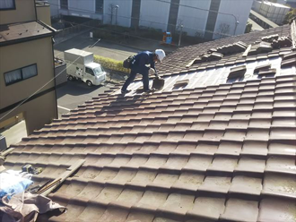瓦を積み直し中