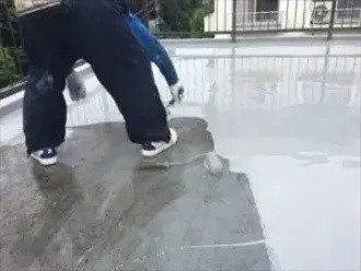 ウレタン防水の塗装作業