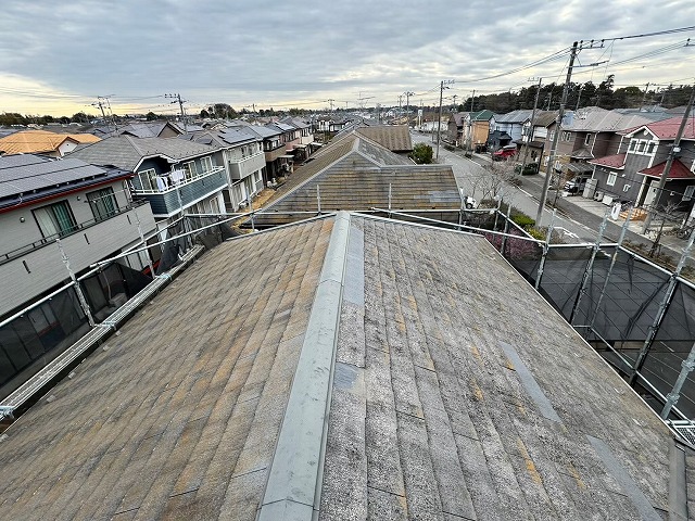 白岡市　屋根色褪せ　経年劣化　屋根カバー工事　リフォーム