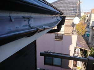 台風で歪んだ雨樋
