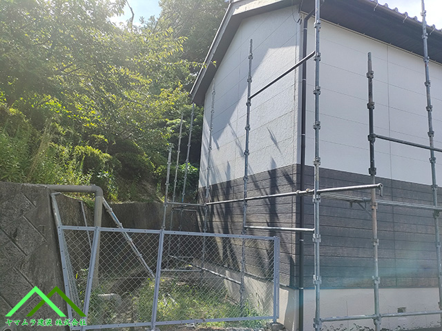 建物の周りを組んでいきます