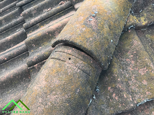 棟瓦同士にズレがあります