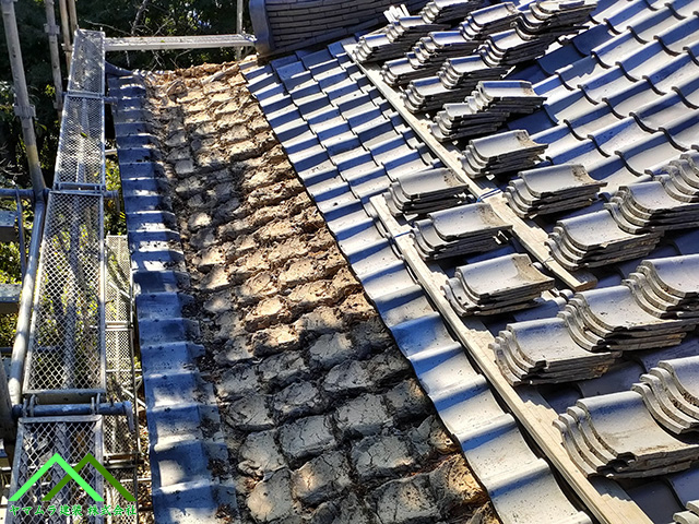 軒先付近を瓦めくり