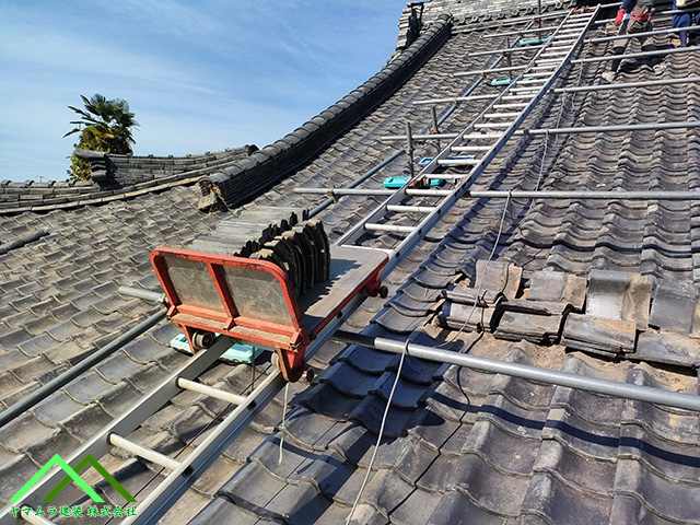 台車に瓦を載せます