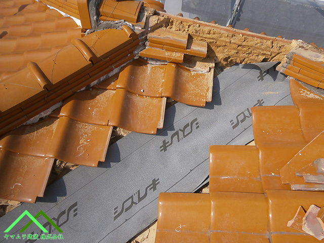 新しいルーフィングを貼ります