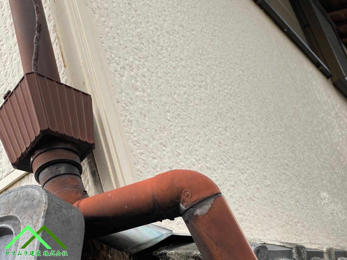 隣の外壁に設置