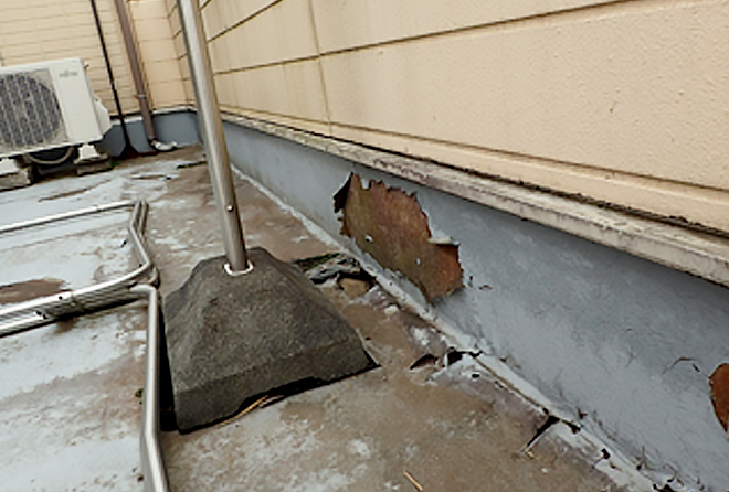 ベランダの外壁が大きく剥がれています