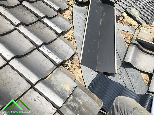 先にルーフィングを敷きます