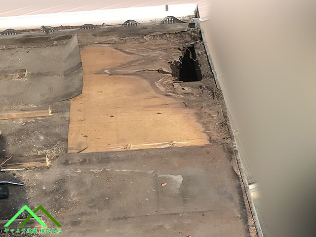 屋根に穴があきました