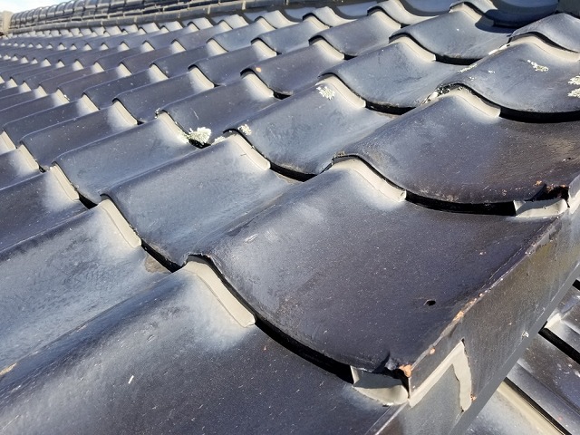 平部の瓦へ正しくラバーロック