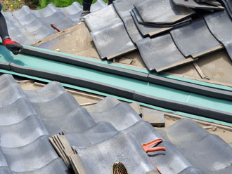 谷の両端に谷シーラーを取り付ける