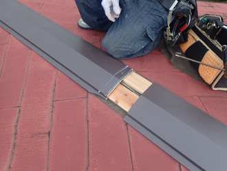 棟板金の継ぎ目に隙間ができないようにコーキング処理をする