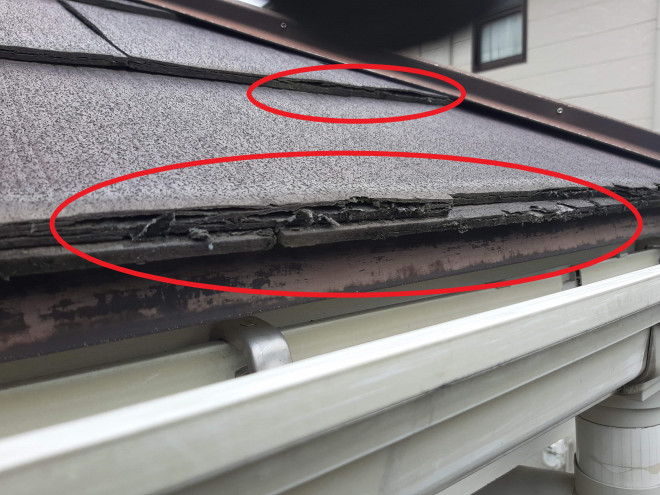 層状にはがれた屋根の端