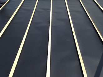 心木の間隔にガルバリウム鋼板を設置