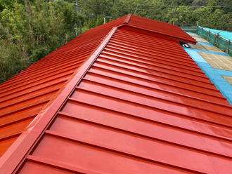 瓦棒屋根の修繕と塗装が完了