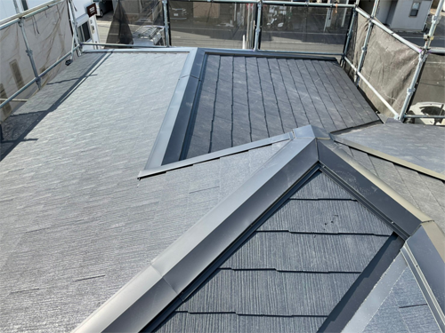 コロニアルグラッサを使用した葺き替え工事の竣工後の様子