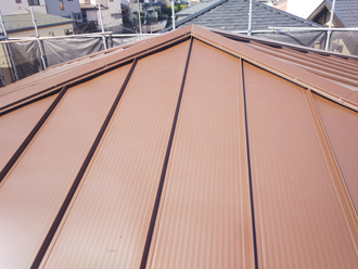 雨漏りしにくい嵌合式の屋根に葺き替え