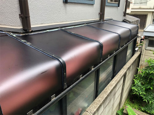 新しいポリカーボネート製の屋根に交換したサンルーム