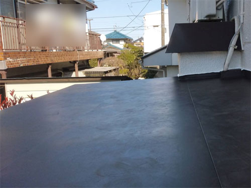 勾配をつけ、雨水が排水できるようになった玄関庇