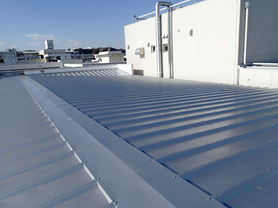 ガルバリウム鋼板で屋根カバー工事を行い雨漏りを解消