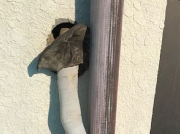 エアコンパテが黒く汚れ剥がれ落ちてしまい、スリープ穴がむき出しになっています