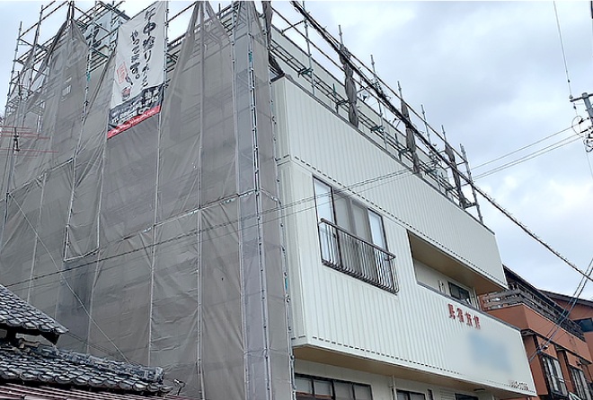 築30年のALC外壁3階建ての建物外観