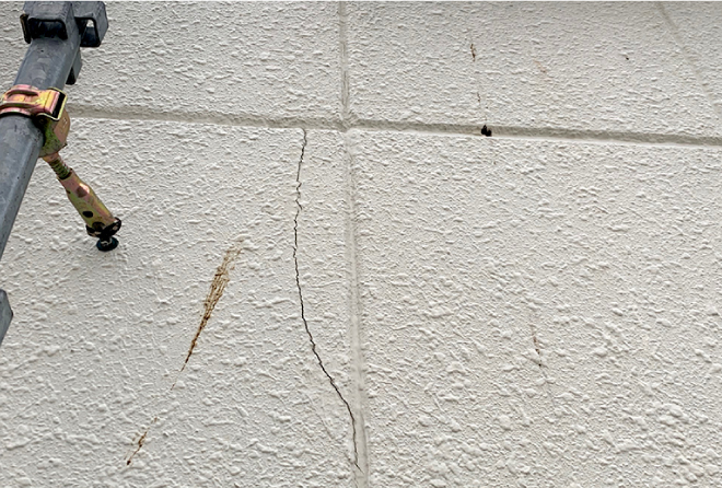 外壁に縦へ伸びるクラック