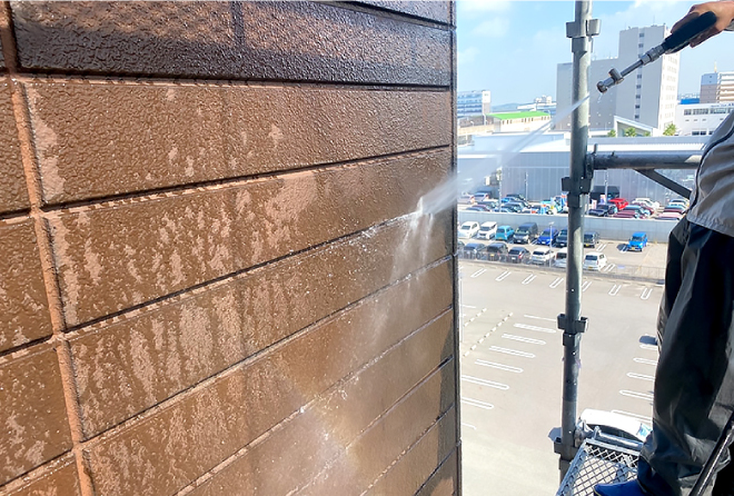 ALC外壁の高圧洗浄を行います