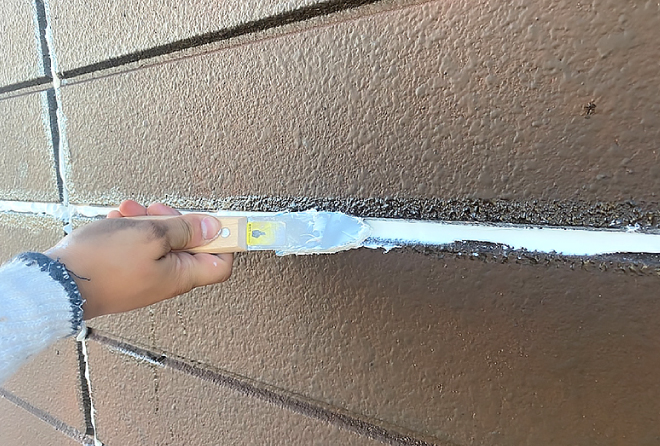 ALCパネル同士の目地にシーリングを充填