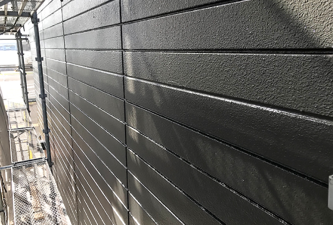 シーリング乾燥後、塗装によって綺麗に仕上がったブラウン色の外壁