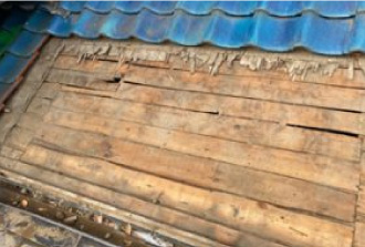 瓦の下のバラ板