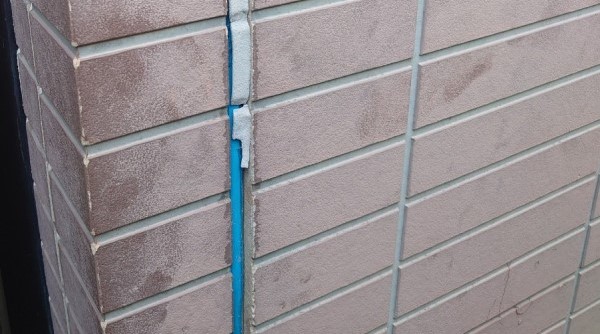 外壁目地シーリングの剥がれ