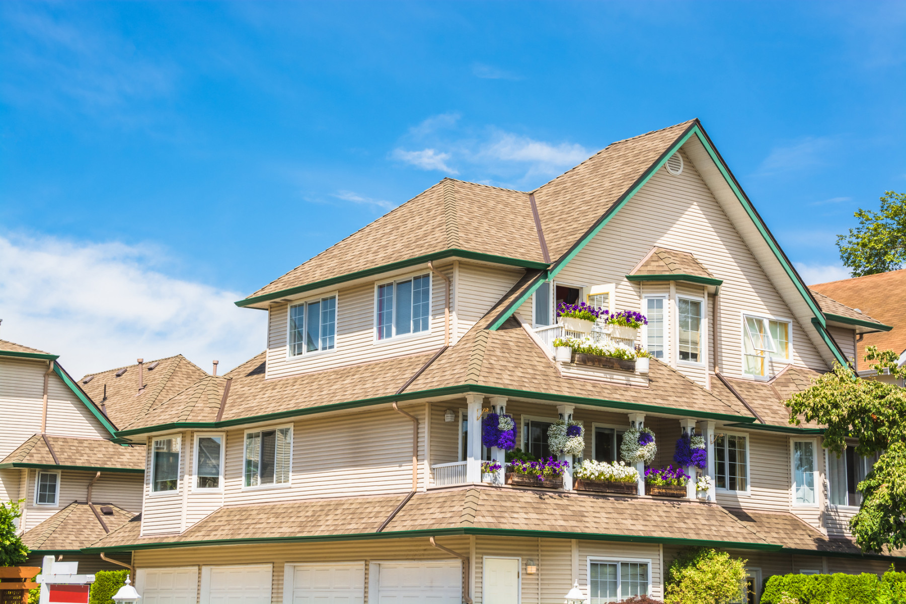 アスファルトシングル屋根の3階建て戸建て