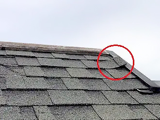 ケラバ付近のアスファルトシングルが剥がれています