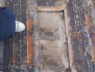 セメント瓦の屋根を剥がすと防水紙が劣化している様子が確認できました