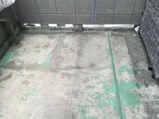 雨漏りを起こした室内真上のバルコニー