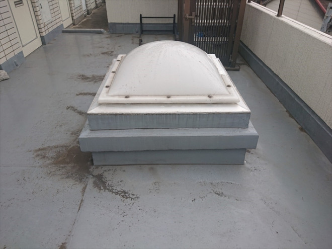 雨漏りを引き起こしているドーム型のトップライト（天窓）