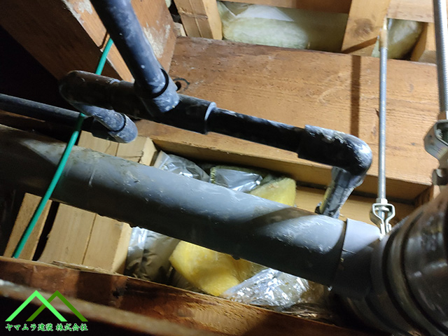 二股に分かれた水道管