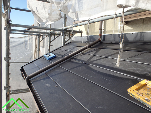 差し掛け屋根にもカバー工法