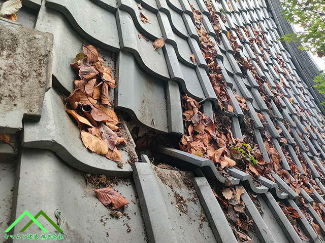 瓦が屋根の内部に落ちています