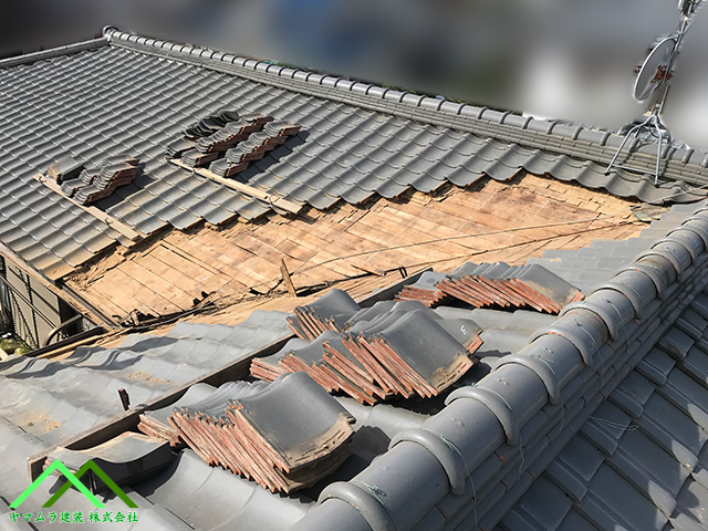 瓦をめくります